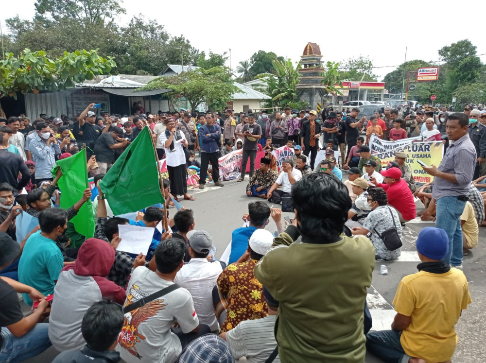 AKSI DAMAI MENDUKUNG PERDA PENUTUPAN CAFÉ ILEGAL DI DESA SURANADI