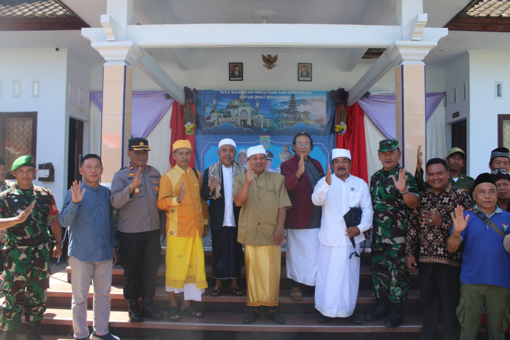 DALAM RANGKA MEMPERKUAT TOLERANSI BERAGAMA PEMDES SURANADI MENYELENGGARAKAN SILATURRAHMI/SIMA KRAMA Dengan Tema “Kita Wujudkan Persatuan dan Kerukunan antar Umat Beragama”