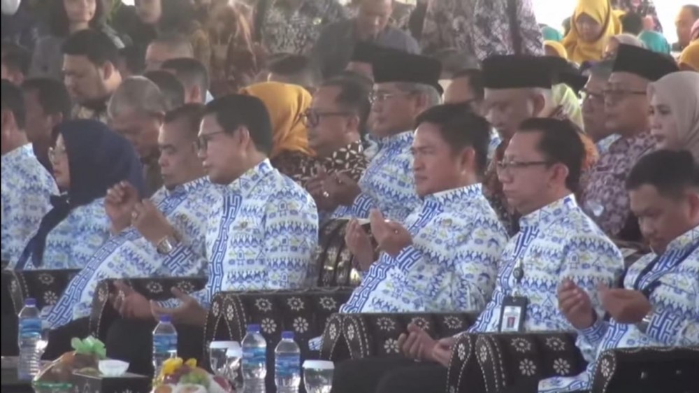 Pj Bupati Lobar Terima Penghargaan dari Menteri Pembagunan Desa, Daerah Tertinggal dan Transmigrasi