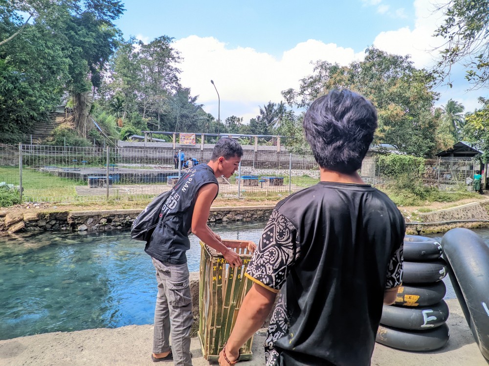 Penyerahan Bak Sampah Di Wisata Mata Air Ranget, Dusun Ranget Oleh Mahasiswa KKN UNU NTB