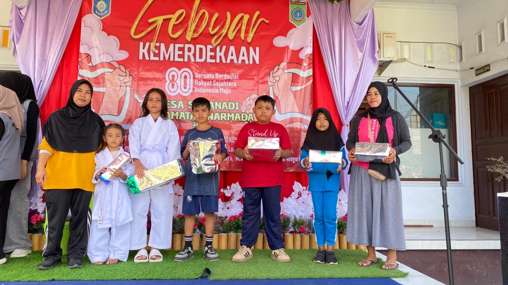 JALAN SANTAI DALAM RANGKA MEMPERINGATI HUT RI KE 80 DESA SURANADI 