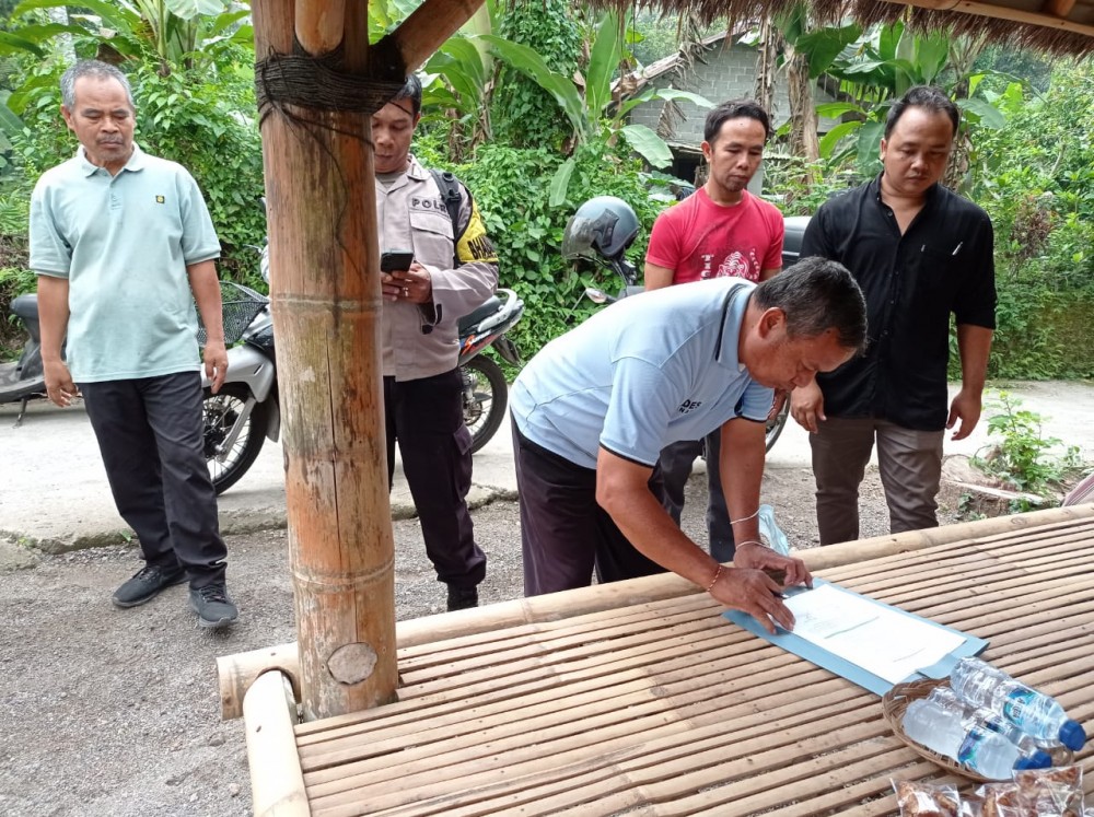 PENYERAHAN BIBIT TERNAK BABI UNTUK KELOMPOK TERNAK DI DUSUN KUANG MAYUNG DESA SURANADI