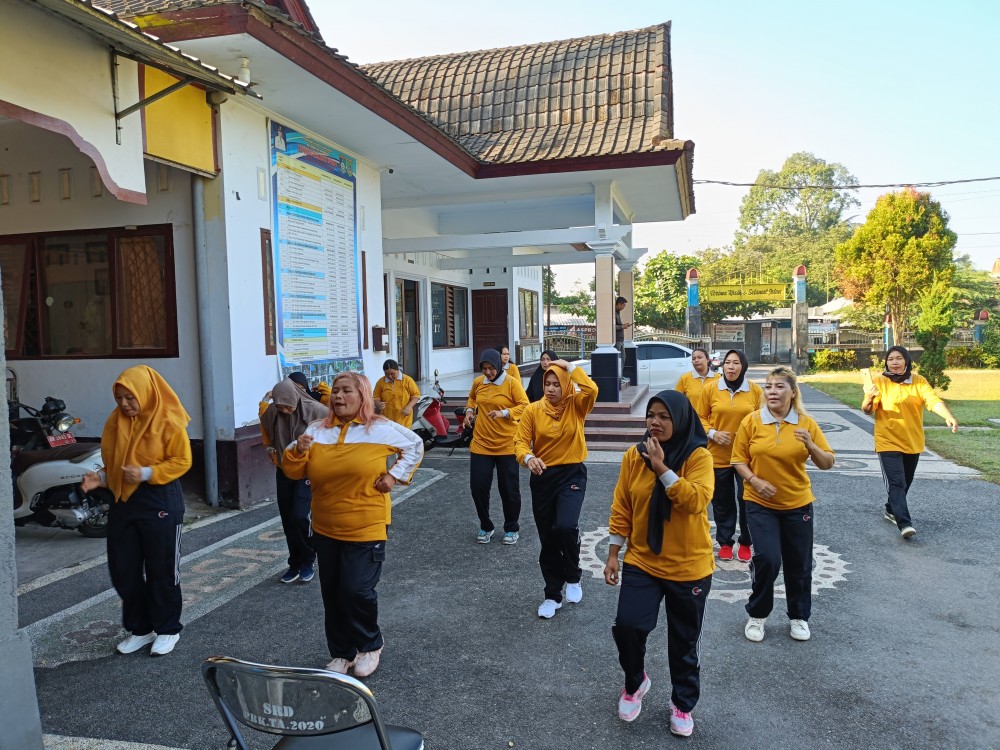 KEGIATAN RUTIN TP. PKK DESA SURANADI SENAM JUM'AT SEHAT ( JUM'AT, 26 JULI 2024) 