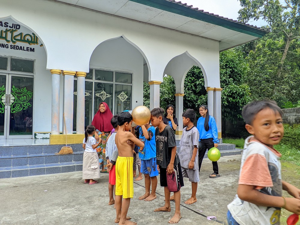 Remaja Masjid Dusun Orong Sedalem Desa Suranadi dan KKN UNU NTB menggelar Perlombaan Meriah untuk memperingati Hari Kemerdekaan Indonesia yang ke-79