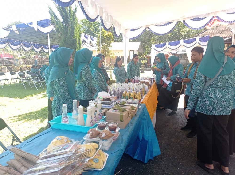 DODOL MENJADI PRODUK UNGGULAN UP2K PKK DESA SURANADI DALAM LOMBA UP2K PKK TINGKAT KABUPATEN